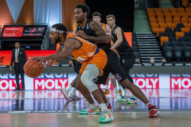 确保他保持 确保他保持